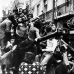 Civils celebren el cop sobre un carro de combat als carrers de Lisboa (Wikicommons)