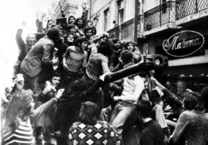 Civils celebren el cop sobre un carro de combat als carrers de Lisboa (Wikicommons)