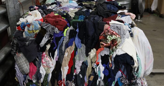 La botiga minorista de Goodwill Outlet, als Estats Units, recupera i reciclagrans quantitats de roba (MPCA Photos /Flickr)