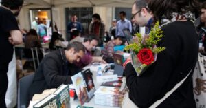 Per Sant Jordi a Catalunya es regalen llibres i roses (Ajuntament de Barcelona)