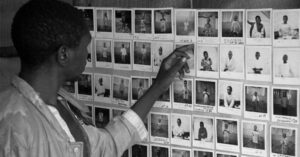 Un pare a Ruanda busca el seu fill perdut mitjançant el servei internacional de recerca familiar de la Creu Roja. (CICR/Benno Neeleman)
