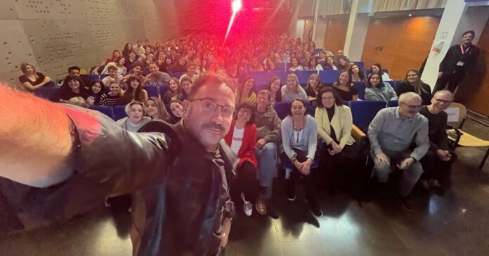 Juan Antonio Bayona es fa una selfie amb els assistents a la masterclass (Blanquerna)