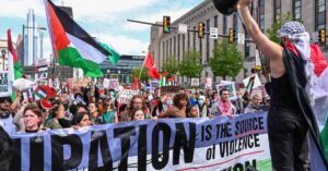 Centenars d'estudiants marxen en solidaritat amb Palestina fins al campus de la Universitat de Pennsilvània (Joe Piette / Flickr)