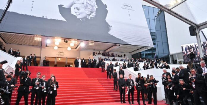 La famosa catifa vermella que dóna la benvinguda a les estrelles del Festival de Cannes (bestentours/Flickr)