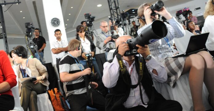 Periodistes en una roda de premsa (UNClimateChange Flickr)