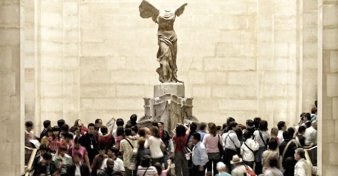 Visitants del Museu del Louvre de París, un dels que participa a La Nit dels Museus (Pxhere)