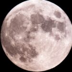 Per primera vegada s'han recollit mostres de la cara oculta de la lluna (Freepik)
