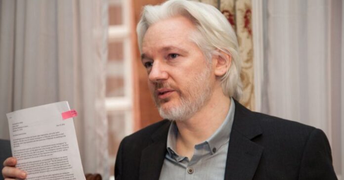 Imatge de Julian Assange el 2014, quan estava asilat a l'ambaixada de l'Equador a Londres. (Govern Equatorià)