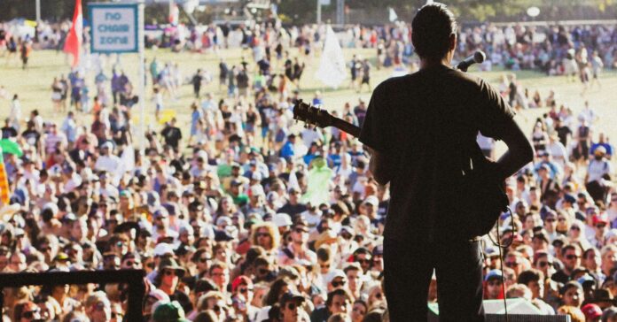 L'impacte del rock a la cultura ha estat tan gran que aquest gènere musical té fins a un dia propi al calendari (Maxwell Collins Unsplash)