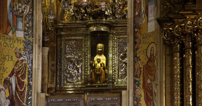 Interior de l'església del Monestir de Montserrat (DagafeSQV/Wikicommons)