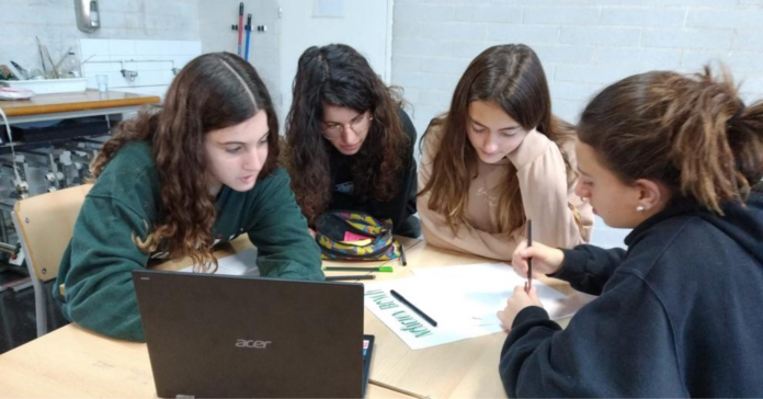 Un grup d'estudiants treballant a l'aula