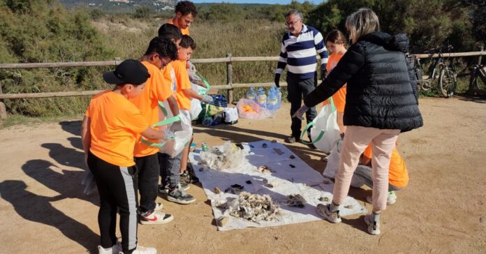 Acció de recollida de residus a la Gola de Ter. Foto: Ajuntament de Torroella