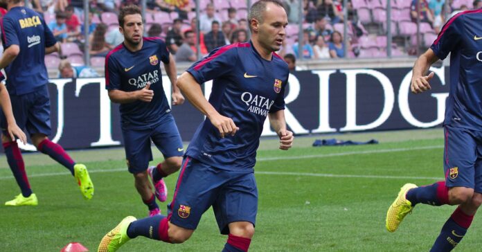 Andrés Iniesta durant un partit del Barça contra el Nàpols (Clément Bucco-Lechat/Wikicommoons)