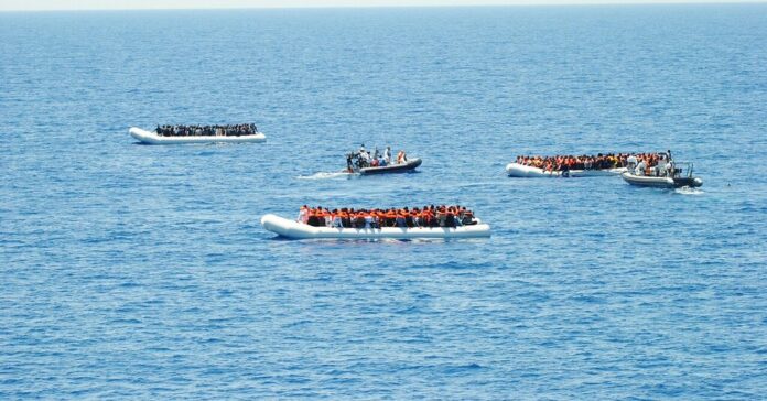 La fragata Canarias durant un rescat de migrants. (Ministeri de Defensa)