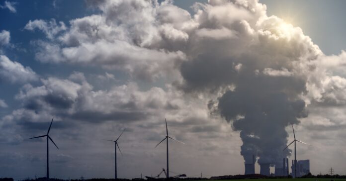 Un nou informe alerta que la contaminació arriba a un nou màxim històric (Freepik)