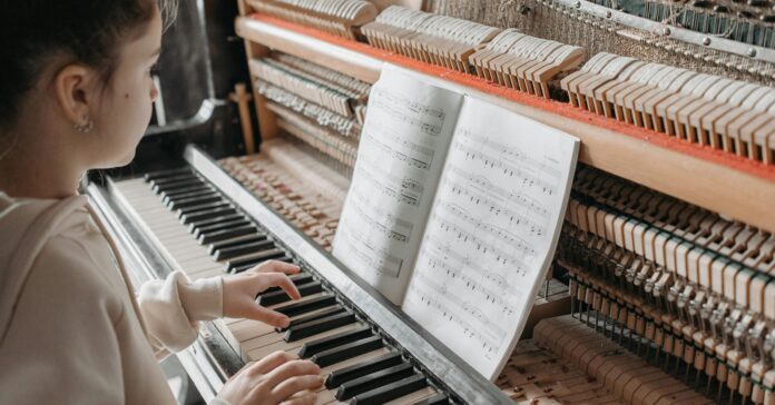 Una nena tocant el piano (Pexels Pavel Danilyuk)