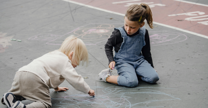 Infants jugant al pati d'una escola. Pexels/Allan Mas