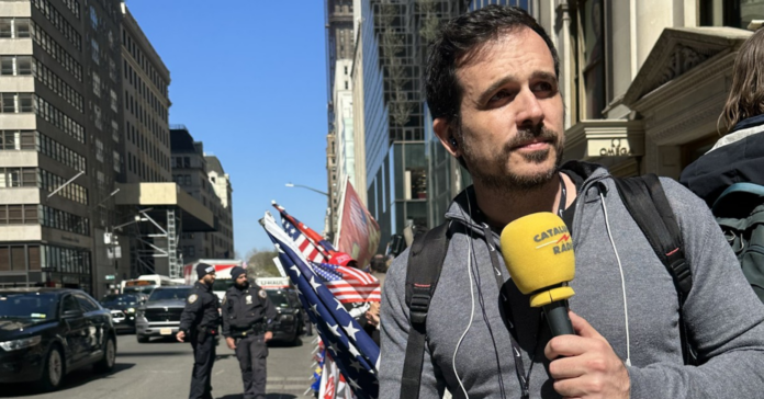 Francesc Garriga davant de la Trump Tower de Nova York/Imatge cedida