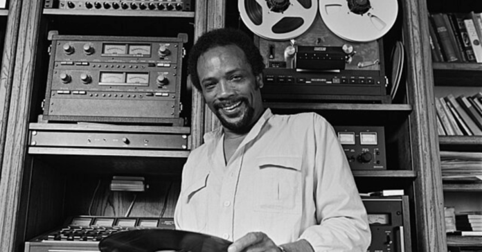 El productor Quincy Jones al seu estudi. (Wikimedia. Los Angeles Times)