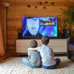 Dos nens veient la televisió (Pixabay)