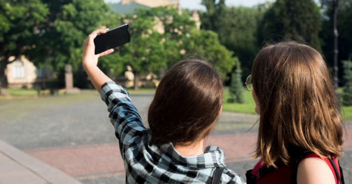 El 90% de dones entre 18 i 30 anys afirma fer servir filtres o editar les seves fotos abans de publicar-les/Freepik