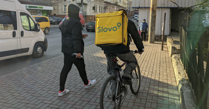 Un rider de Glovo treballant/Flickr