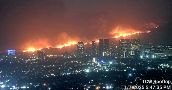 Imatge de l'incendi del barri de Palisades vist des del centre de Los Angeles/Toastt21-Wikimedia Commons