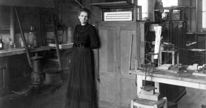 Marie Curie en el seu laboratori a París, l'any 1912 (Wikimedia Commons)