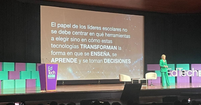 La copresidenta del consell assessor d’intel·ligència artificial de les Nacions Unides, Carme Artigas, durant la ponència inaugural del congrés/Junior Report