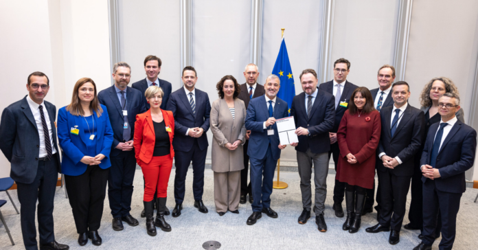 Representants de l'aliança Mayors for Housing amb el manifest presentat al Parlament Europeu/Ajuntament de Barcelona