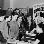 Dones explicant a altres dones com votar. Nova York, 1935/ kheelcenter-Wikimedia Commons