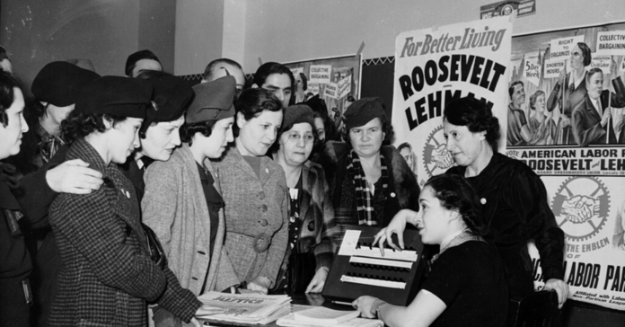 Dones explicant a altres dones com votar. Nova York, 1935/ kheelcenter-Wikimedia Commons