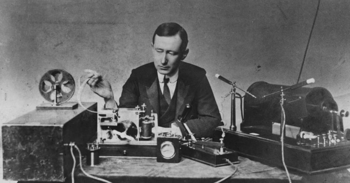 L’inventor Guglielmo Marconi utilitzant un aparell similar al que va fer servir per transmetre la primera comunicació sense fils a través de l’Atlàntic/Wikimedia Commons