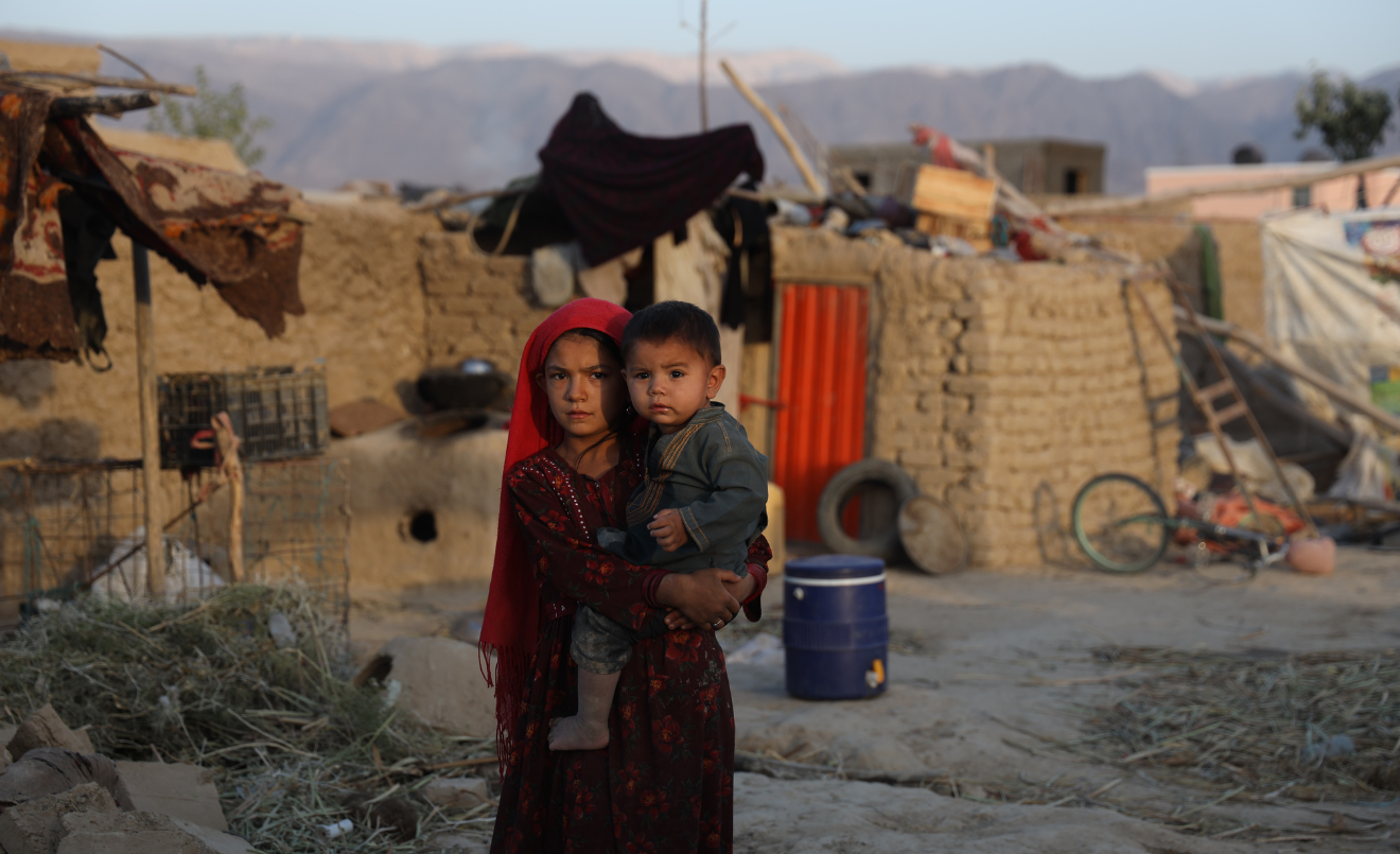 Una nena sosté en braços el seu germà petit a l'Afganistan/Shahen01-Wikimedia Commons