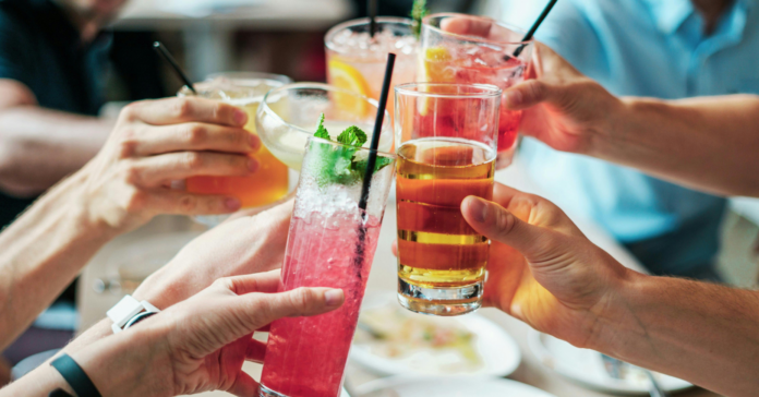 Milions de persones al món beuen alcohol amb regularitat. (Burst / Pexels)