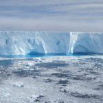 Un iceberg és un bloc de gel que es desplaça pel mar. (amanderson2 / Flickr)