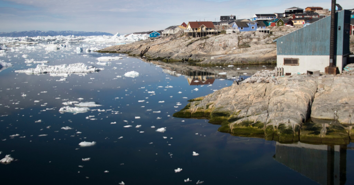 Panoràmica de la ciutat de Ilulissat, a Groenlàndia. (Buiobuione / Wikimedia Commons)