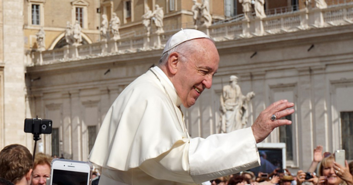 El papa Francesc a la Plaça de Sant Pere del Vaticà. (Mario Roberto Durán Ortiz-Wikimedia Commons)