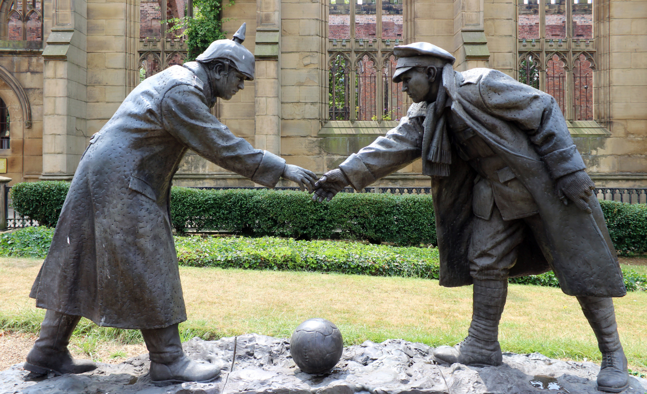 Estàtua del jardí de l'església de Sant Lluc a Liverpool. Simbolitza el moment en què soldats anglesos i alemanys van declarar una treva no oficial per jugar a futbol durant la Primera Guerra Mundial.(Rodhullandemu-Wikimedia Commons)