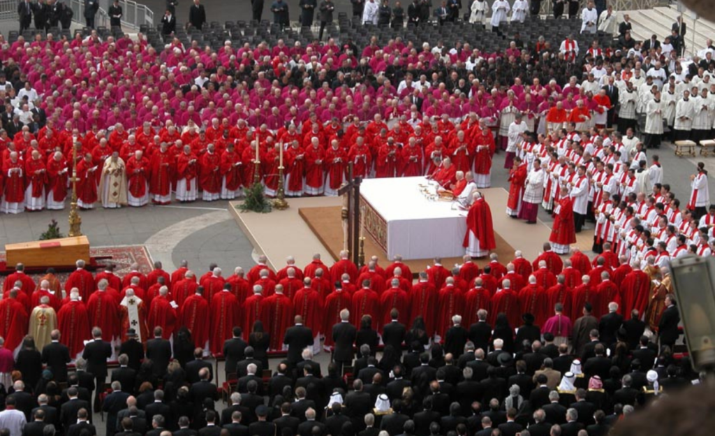 133 cardenals es reuneixen al Vaticà per escollir el successor del papa Francesc/ Imatge del comiat de Joan Pau II/blues_brother-Wikimedia Commons