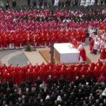 133 cardenals es reuneixen al Vaticà per escollir el successor del papa Francesc/ Imatge del comiat de Joan Pau II/blues_brother-Wikimedia Commons