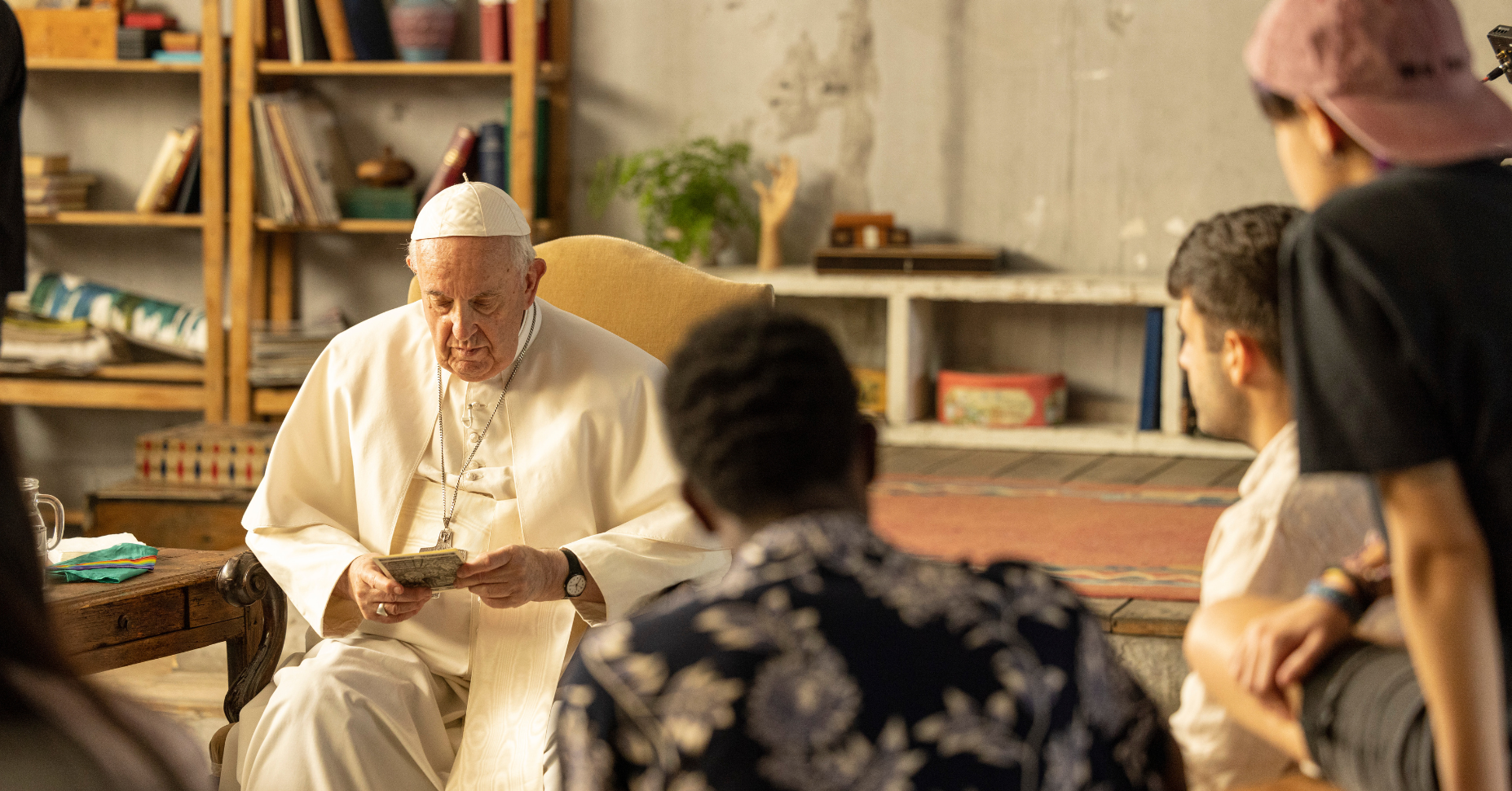 El papa Francesc envoltat d'un grup de joves. Fotograma del documental ‘Amén. Francisco responde’. (David Herranz / Disney +)