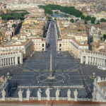 Durant el conclave, milers de persones es reuneixen a la Plaça de Sant Pere, al Vaticà, per esperar el resultat de les votacions. (Mayumi Maciel / Pexels)
