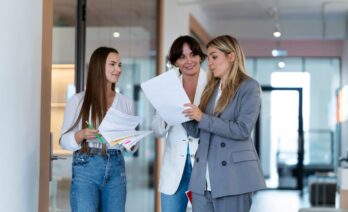 Les dones treballadores s’enfronten a desigualtats com el sostre de vidre o la bretxa salarial. (Freepik)