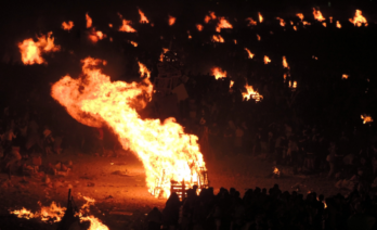 Les fogueres enceses durant la nit de Sant Joan celebren l'arribada de l'estiu (Pxhere)