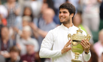 Carlos Alcaraz amb el trofeu de campió de Wimbledon el 2023. (J.CRECHET3 / Wikimedia Commons)
