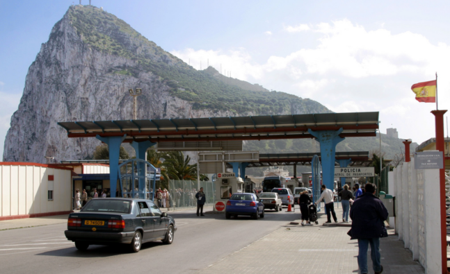 Cotxes aturats al control fronterer entre Espanya i Gibraltar. (Arne Koehler / Wikimedia Commons)
