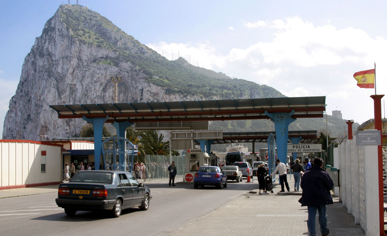 Cotxes aturats al control fronterer entre Espanya i Gibraltar. (Arne Koehler / Wikimedia Commons)