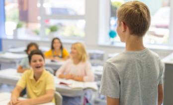 Milions de nens i nenes arreu del món són víctimes de violència a les escoles. (Freepik)