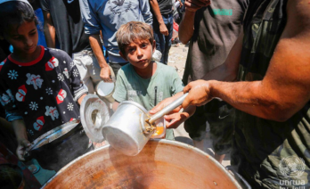 Palestins desplaçats rebent menjar a Deir al-Balah, a la Franja de Gaza/Ashraf Amra/UNRWA-Wikimedia Commons